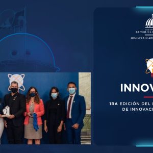 Recibiendo el Premio junto al Ministro José Ignacio Paliza y la Viceministra Dilia Leticia Jorge Mera