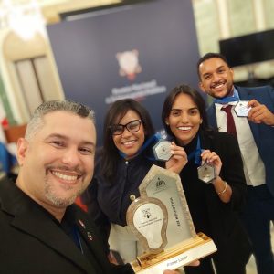 El equipo celebrando su galardón